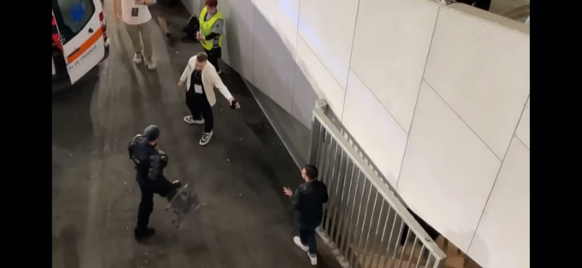 Gest HULIGANIC în Giulești » Atac îngrozitor la adresa siguranței presei! Jurnalist bruscat de un impresar care purta o legitimație a clubului din Superligă: „Dormiți!”