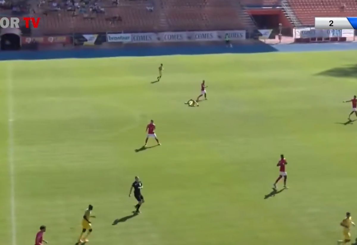 Scene revoltătoare în Liga 2 din România » Peste 3 minute pentru ca doctorii să ajungă la fotbalistul căzut pe teren: medicii au luat-o la fugă, fără ambulanță