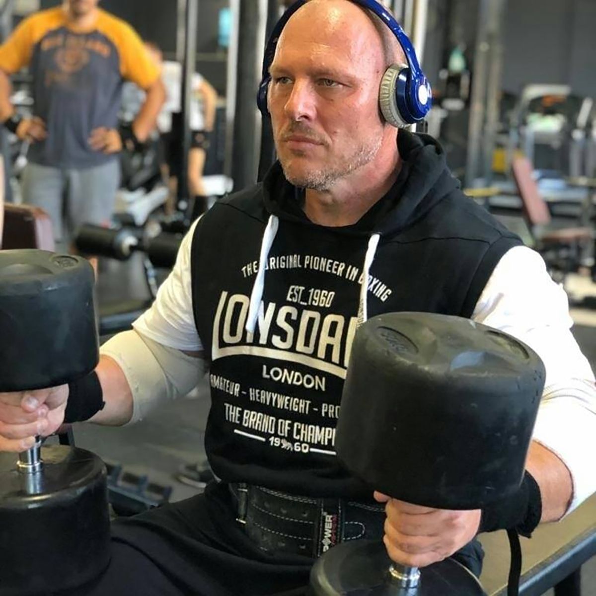 Secretele dezvoltării masei musculare, de la un campion la powerlifting: exercițiile ideale, cele mai mari greșeli + alimentul-minune pentru mușchi care costă doar doi lei