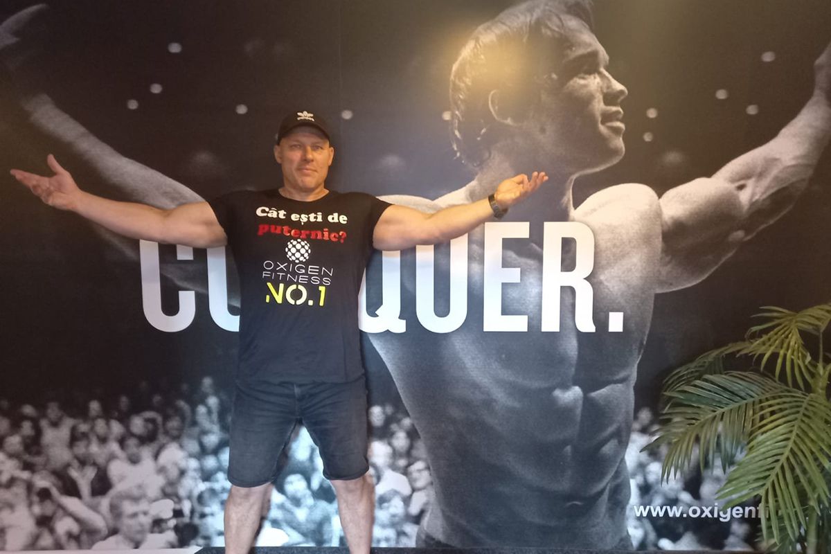 Secretele dezvoltării masei musculare, de la un campion la powerlifting: exercițiile ideale, cele mai mari greșeli + alimentul-minune pentru mușchi care costă doar doi lei