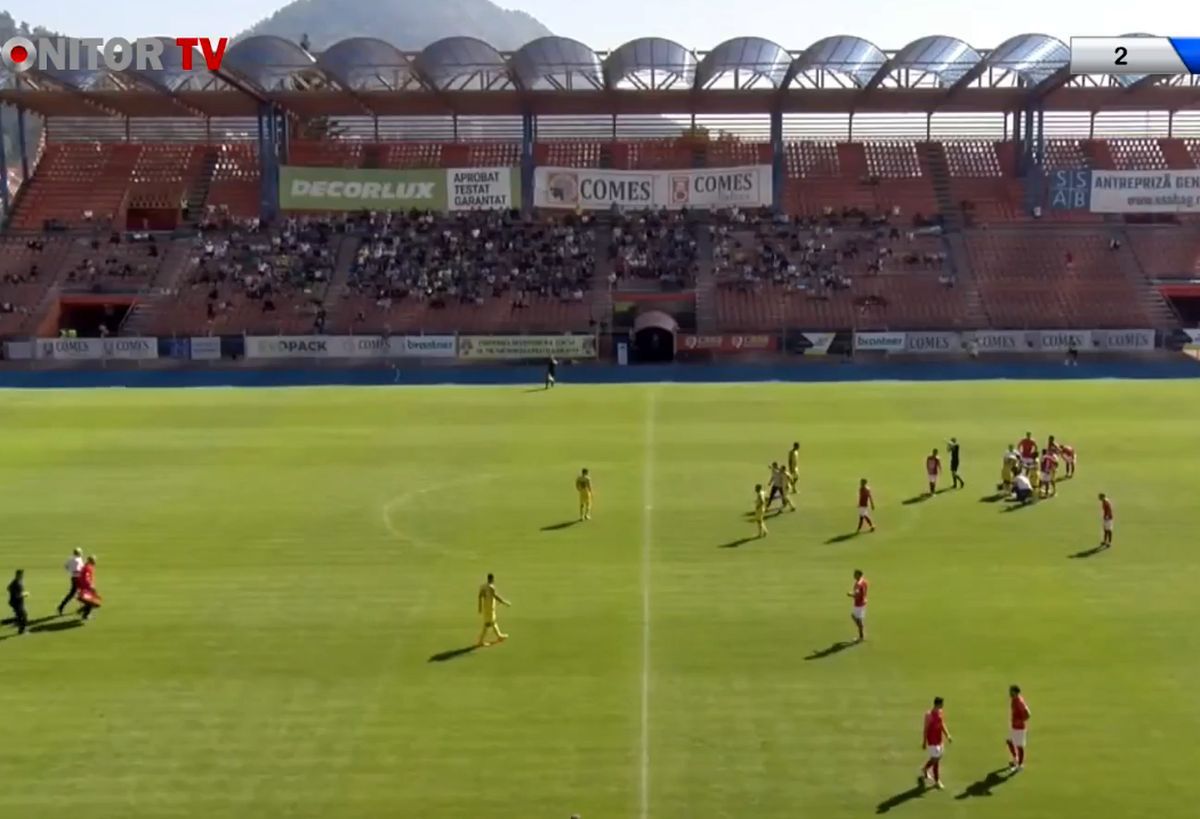 Scene revoltătoare în Liga 2 din România » Peste 3 minute pentru ca doctorii să ajungă la fotbalistul căzut pe teren: medicii au luat-o la fugă, fără ambulanță