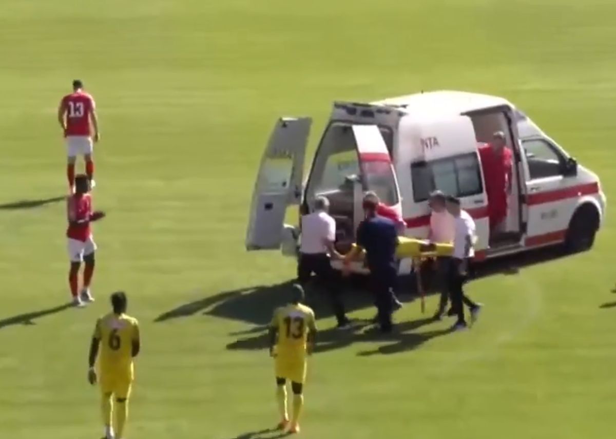 Scene revoltătoare în Liga 2 din România » Peste 3 minute pentru ca doctorii să ajungă la fotbalistul căzut pe teren: medicii au luat-o la fugă, fără ambulanță