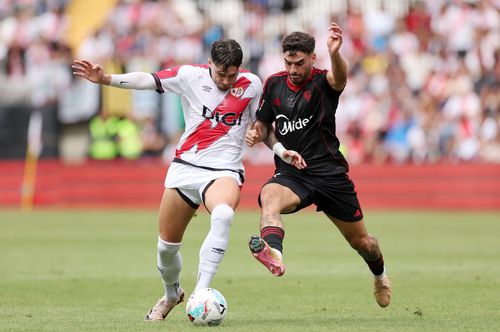 Andrei Rațiu, integralist în Rayo Vallecano - Sevilla 0-1. FOTO: Getty Images