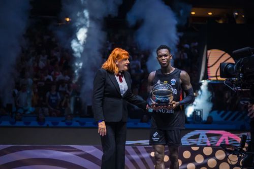 Dennis Schroder, vedeta Germaniei, a primit premiul de MVP de la Carmen Tocală, președintele Federației Române de Baschet/Foto: fiba.basketball