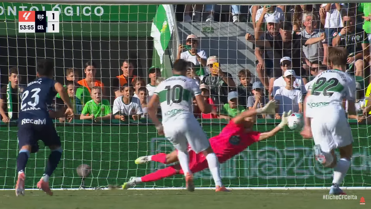 Ionuț Radu a apărat un penalty în Elche - Celta Vigo. FOTO: captură La Liga