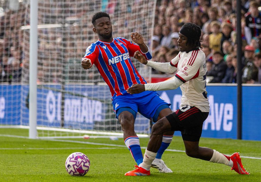 Jeremie Frimpong (dreapta), în duel cu Eddie Nketiah / Foto: Imago Arne Slot a găsit vinovatul pentru primul eșec al lui Liverpool: „Și-a părăsit postul!”