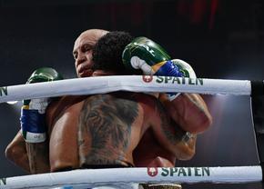 Haos total la un meci de box! Legenda MMA, făcută KO într-o încăierare după un meci de box