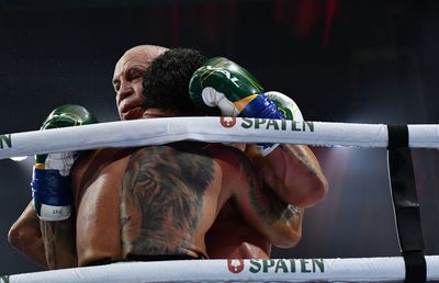 Haos total la un meci de box! Legenda MMA, făcută KO într-o încăierare după un meci de box