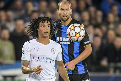 Bas Dost (dreapta), într-un meci din UEFA Champions League împotriva Manchester City. FOTO: Imago