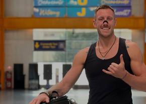 Australianul venit în România a dezvăluit pasiunile sale! Sare cu parașuta, practică jiu-jitsu și construiește o mașină de epocă: „Nu o fac pentru adrenalină”