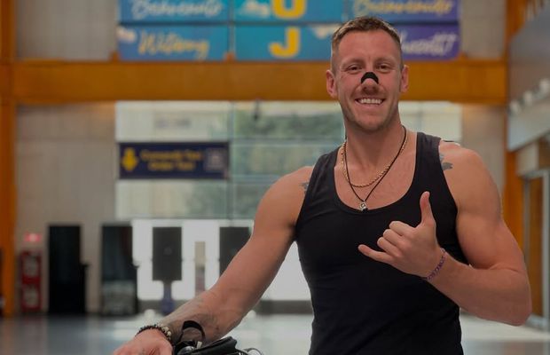 Australianul venit în România a dezvăluit pasiunile sale! Sare cu parașuta, practică jiu-jitsu și construiește o mașină de epocă: „Nu o fac pentru adrenalină”