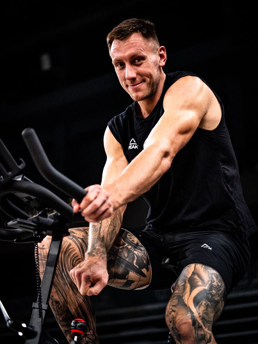 Australianul venit în România a dezvăluit pasiunile sale! Sare cu parașuta, practică jiu-jitsu și construiește o mașină de epocă: „Nu o fac pentru adrenalină”