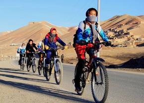 Uimitoarea evadare a ciclistelor din Afganistan » „O plimbare pe bicicletă putea să-ți aducă moartea”