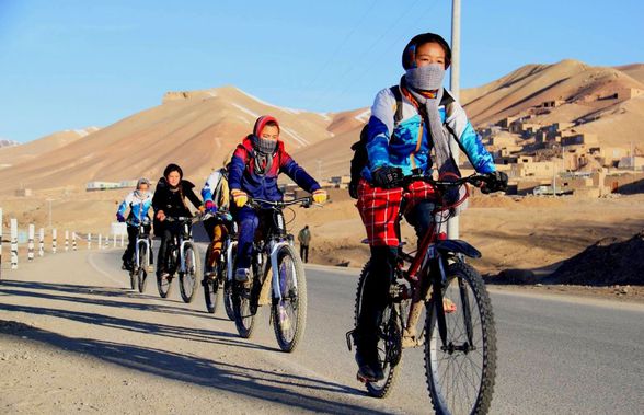 Uimitoarea evadare a ciclistelor din Afganistan » „O plimbare pe bicicletă putea să-ți aducă moartea”