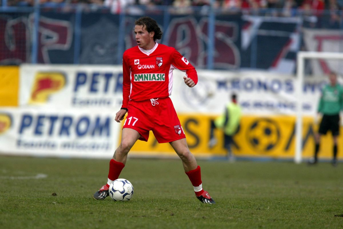 „Ne mâncau liliecii și șobolanii, apoi a venit Olăroiu” » Cum a revitalizat Oli un club de tradiție al României