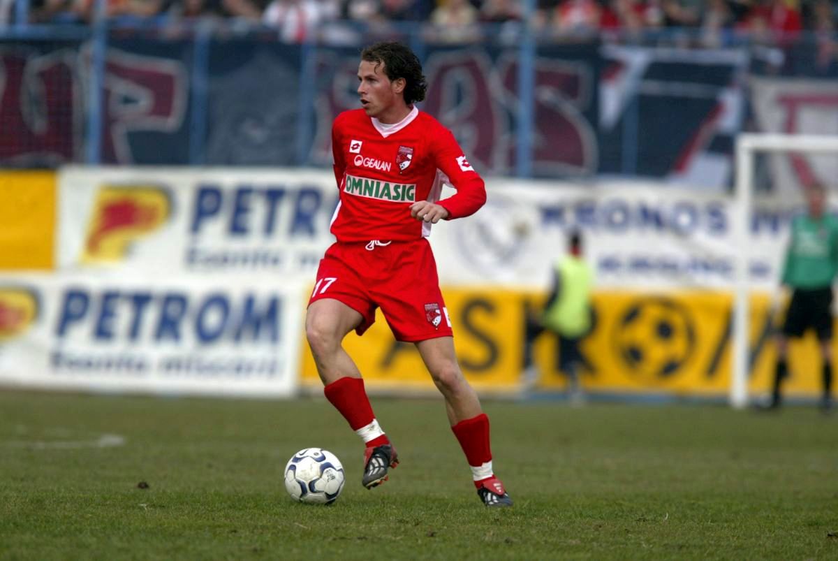 „Ne mâncau liliecii și șobolanii, apoi a venit Olăroiu” » Cum a revitalizat Oli un club de tradiție al României