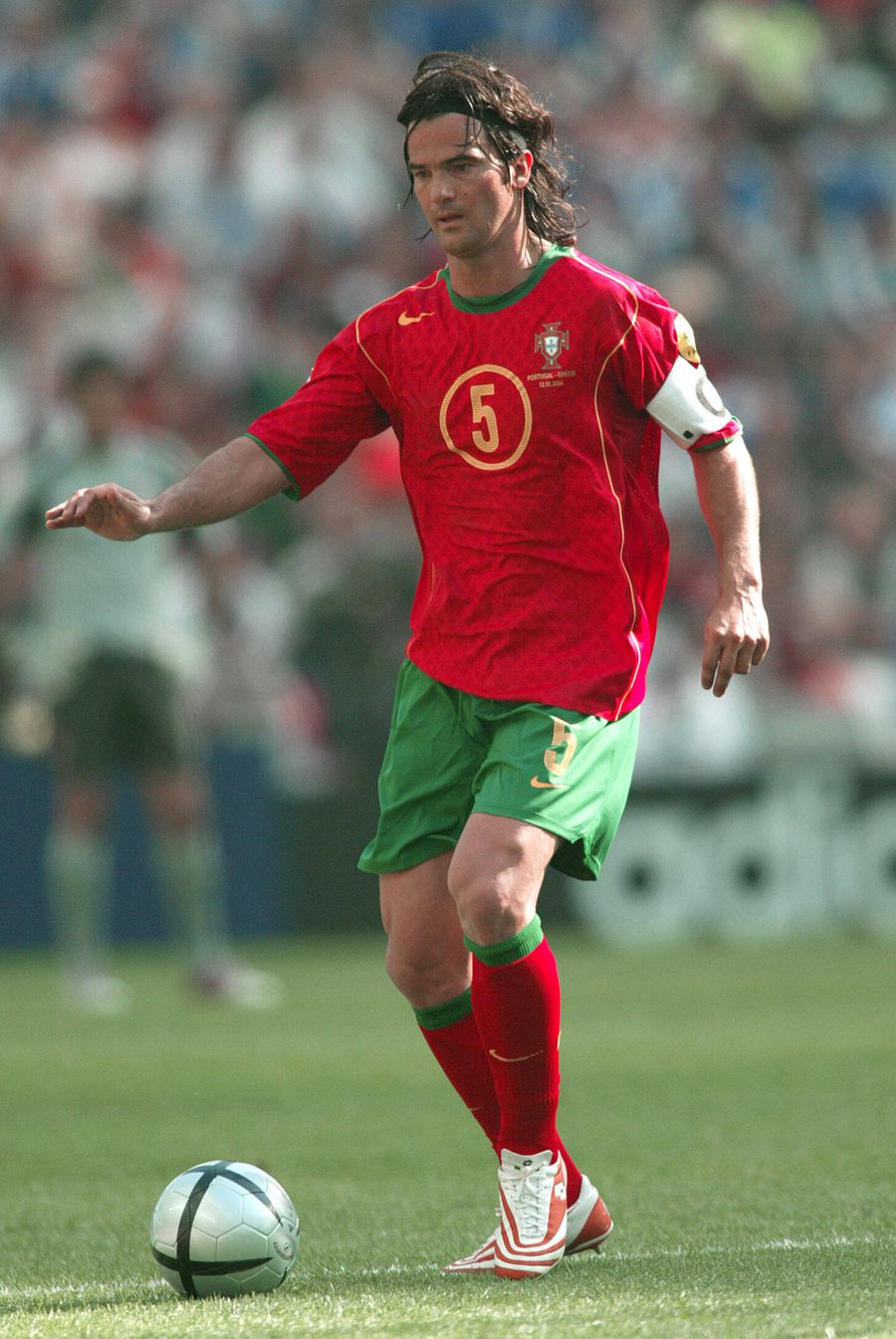 Couto (foto), fost internațional portughez, a jucat ca fundaș și a rămas legendar pentru Porto și pentru Lazio. A mai jucat la Barcelona și la Parma. A fost campion în Portugalia, în Italia și în Spania și a jucat în 110 meciuri pentru naționala Portugaliei. Mai bine șef la LPF decât fotbalist! » Secretarul general câștigă peste vedetele din Liga 1: tocmai a primit o mărire de salariu