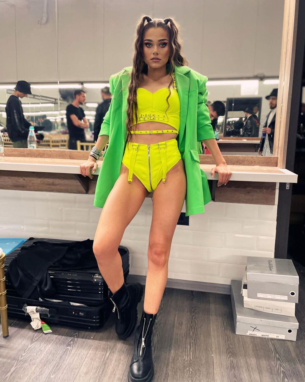 Cântăreața Theo Rose, melodie specială pentru „tricolori” înainte de meciul României: „Două fire, două paie, luați Belgia la bătaie!”