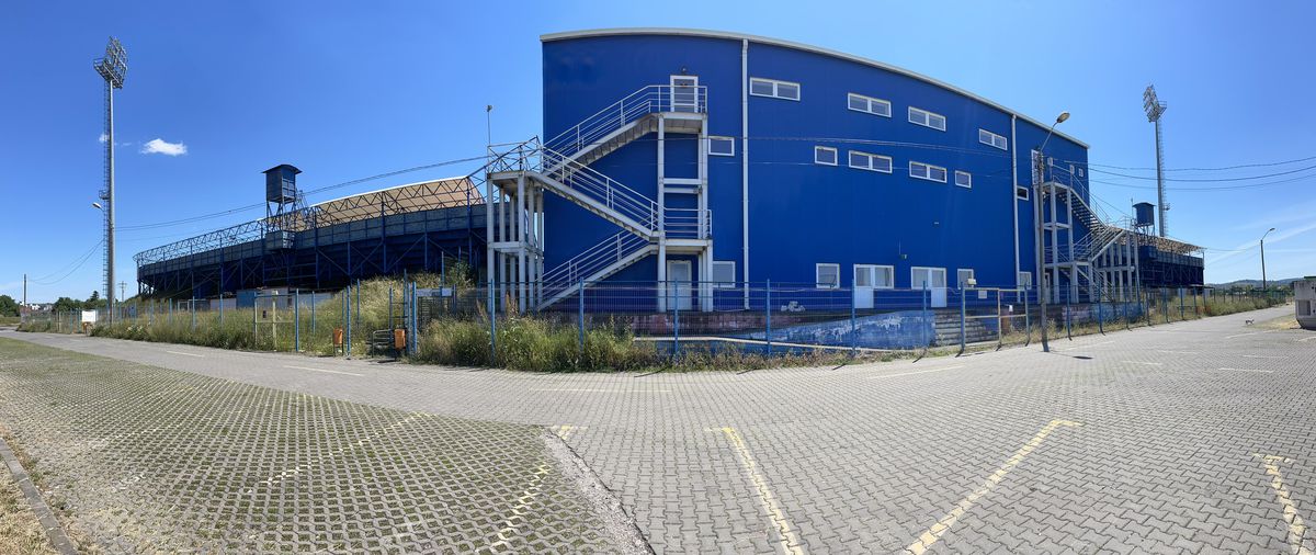 Fără fotbal şi blocat de procese » Imagini dezolante cu stadionul din Târgu Mureș