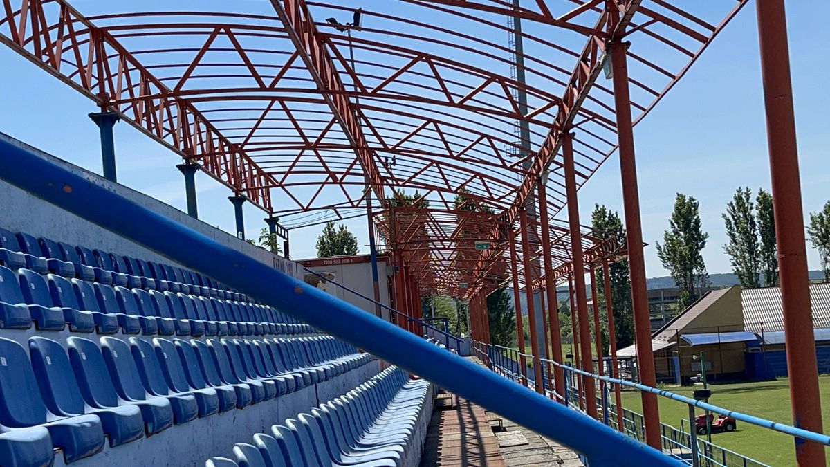 Fără fotbal şi blocat de procese » Imagini dezolante cu stadionul din Târgu Mureș