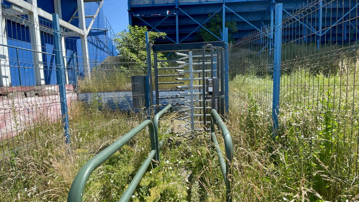 Fără fotbal şi blocat de procese » Imagini dezolante cu stadionul din Târgu Mureș
