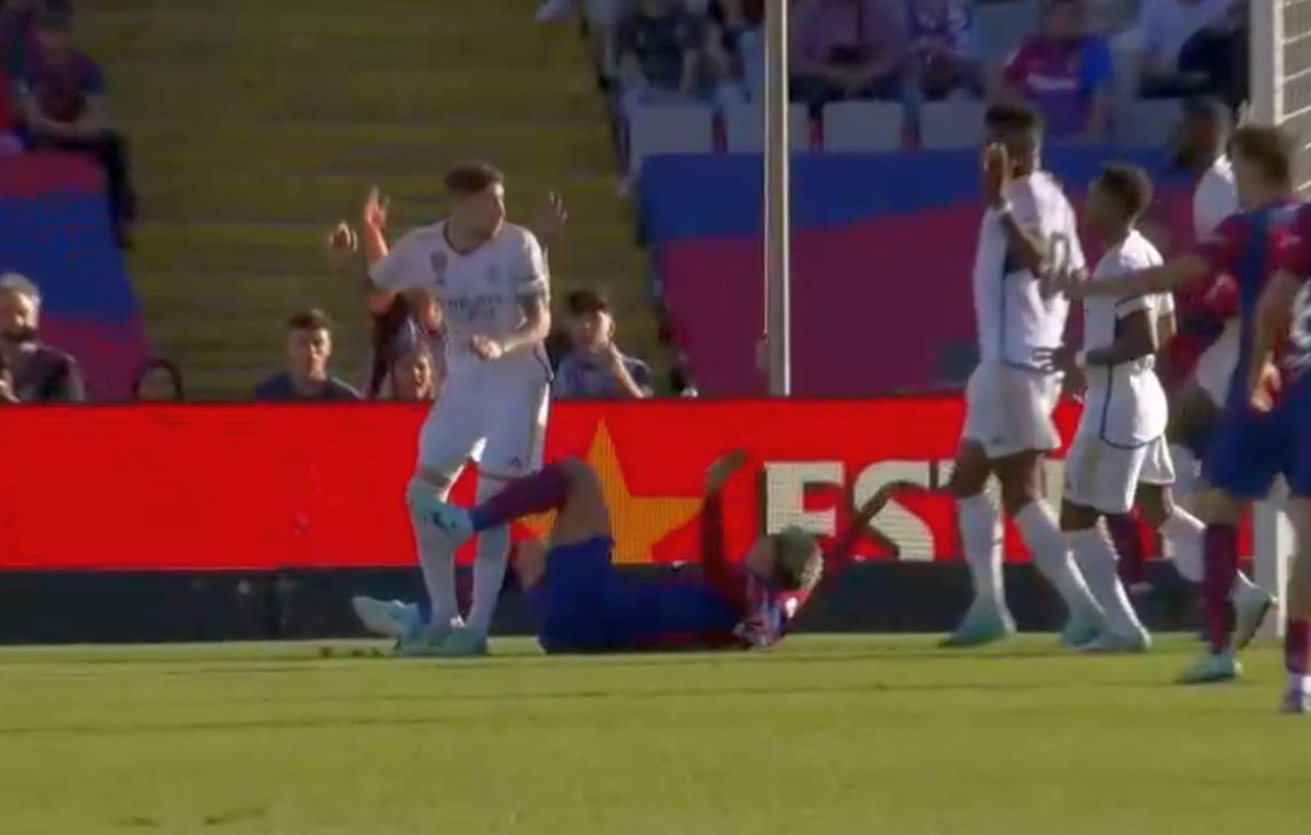 Barcelona a cerut penalty la un duel suspect din El Clasico