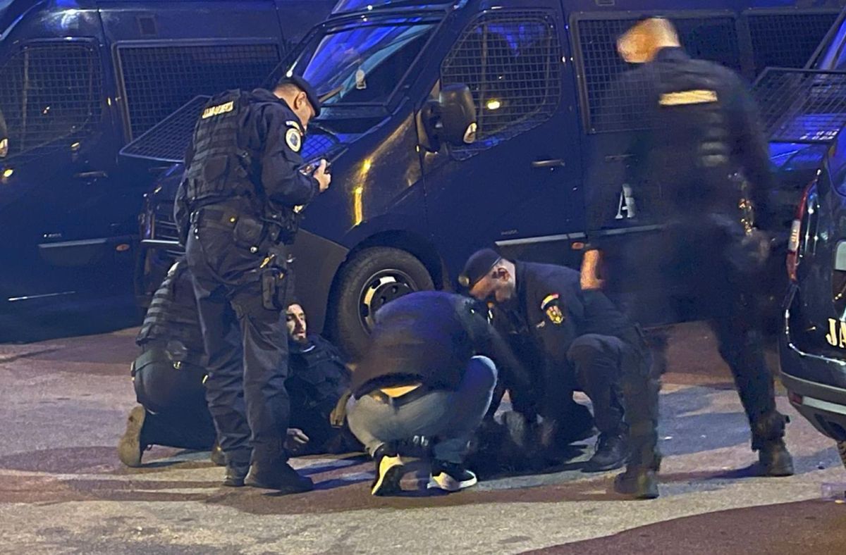 Bătaie cu scaune, steaguri și jandarm rănit în Petrolul - FCSB