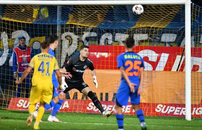 Becali vrea să îl scoată pe Târnovanu din echipă: „Se uita la minge, ăla nu era gol de luat!”