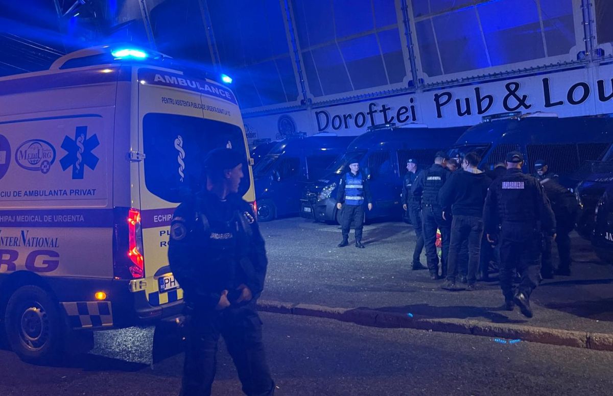 Șocant: bătaie cu scaune, steaguri și jandarm rănit în Petrolul - FCSB!