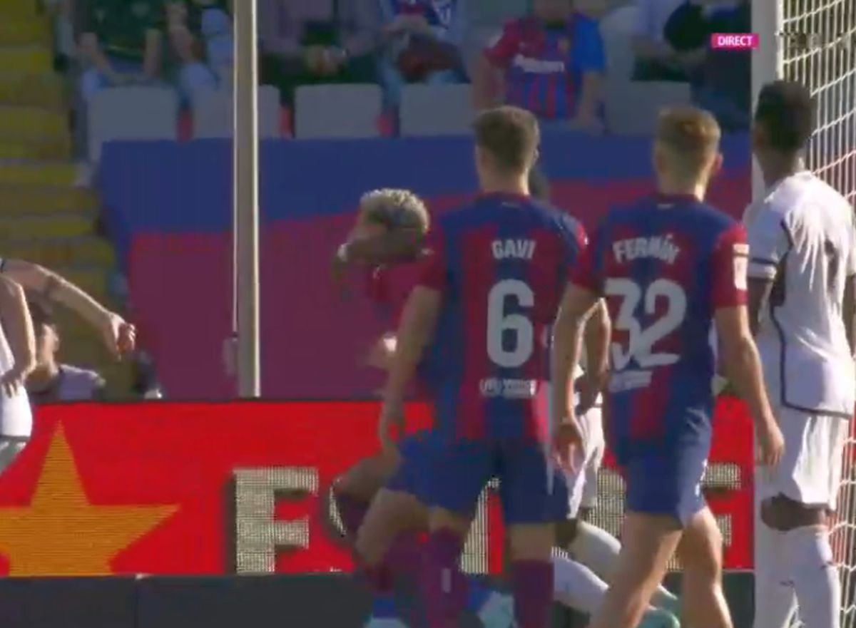 Barcelona a cerut penalty la un duel suspect din El Clasico