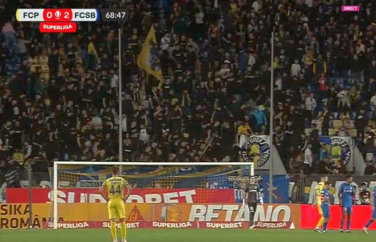 Șocant: bătaie cu scaune, steaguri și jandarm rănit în Petrolul - FCSB!