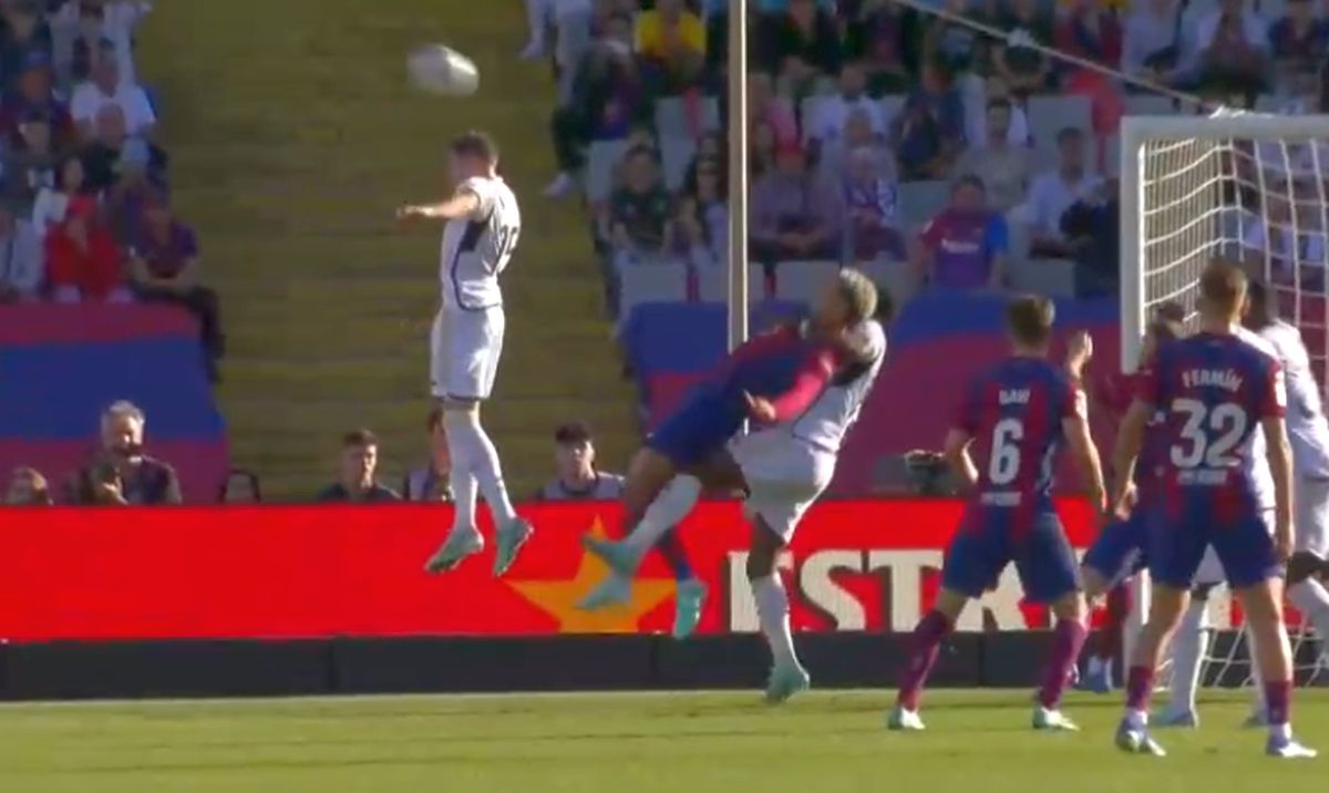 El Clasico sau MMA? Barcelona și Real Madrid au cerut câte un penalty la două faze controversate