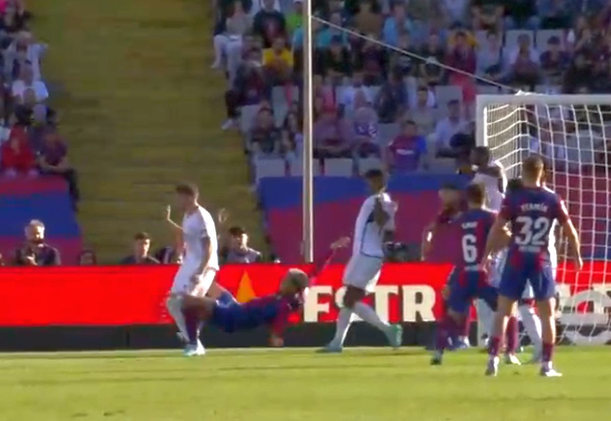 Barcelona a cerut penalty la un duel suspect din El Clasico