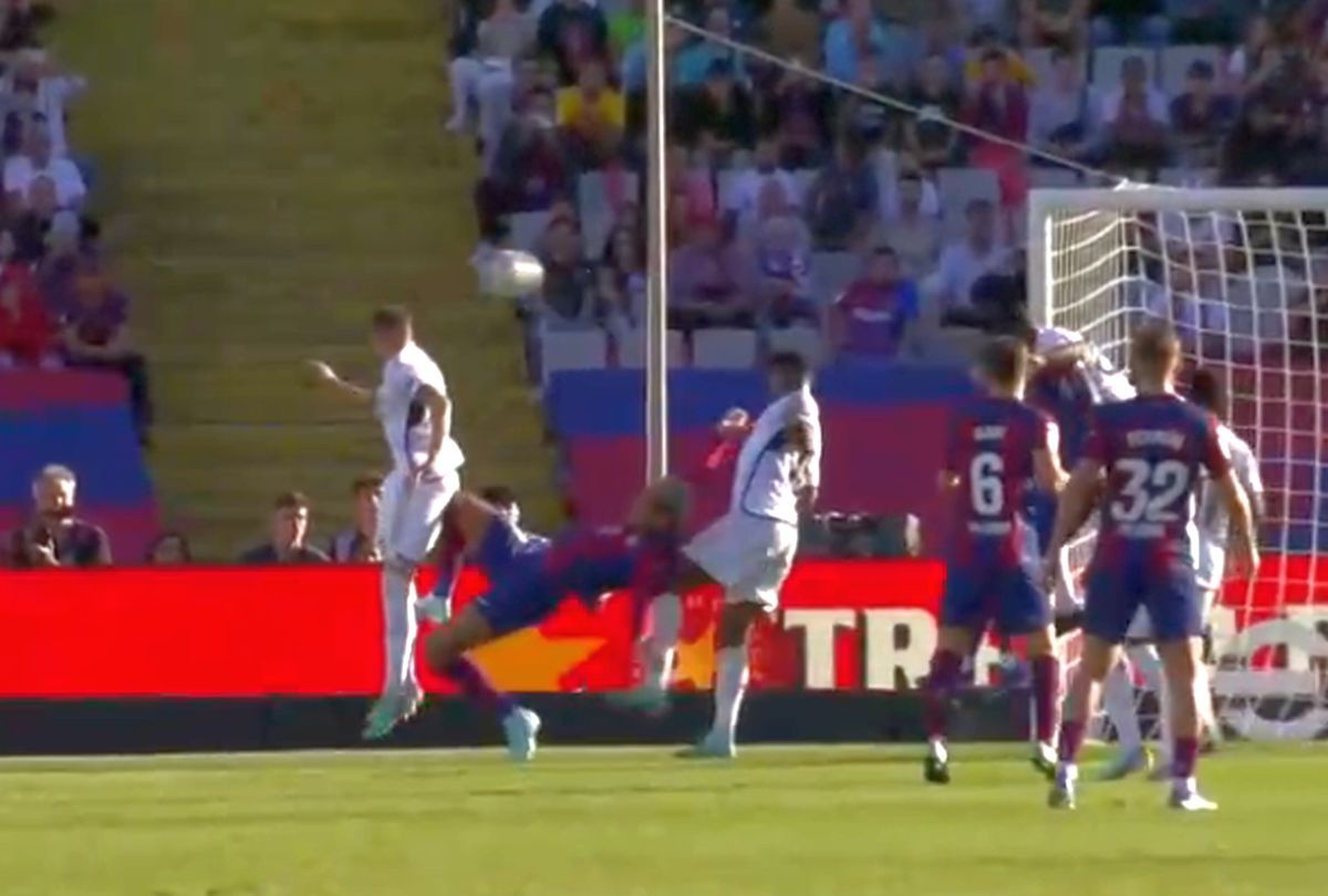 El Clasico sau MMA? Barcelona și Real Madrid au cerut câte un penalty la două faze controversate