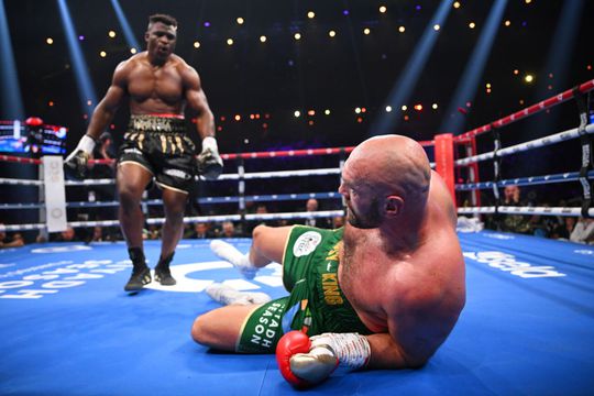 Tyson Fury, pus la pământ în runda a 3-a de Francis Ngannou. Foto: Guliver/GettyImages