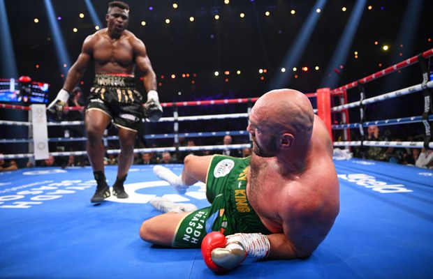 Aproape de un ȘOC istoric! Ngannou l-a trimis la podea pe Tyson Fury, dar a pierdut meciul! Decizie controversată a arbitrilor