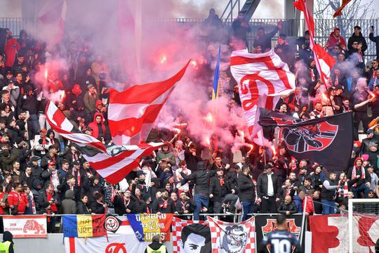 Elias Bucurică e contestat de tot mai mulți fani ai lui Dinamo din cauza unei presupuse apropieri anormale a liderului PCH de Red&White, societatea care deține pachetul majoritar de acțiuni