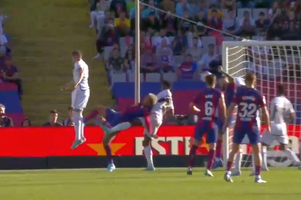 El Clasico sau MMA? Barcelona și Real Madrid au cerut câte un penalty la două faze controversate