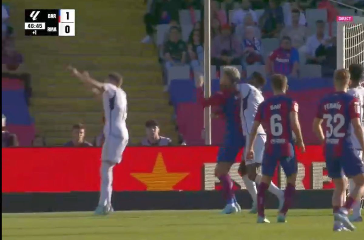 Barcelona a cerut penalty la un duel suspect din El Clasico