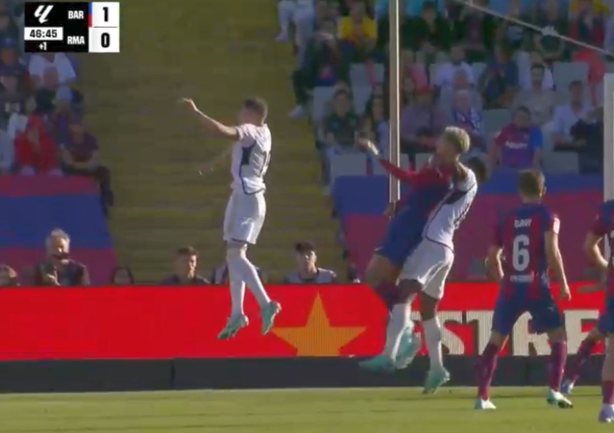 Barcelona a cerut penalty la un duel suspect din El Clasico