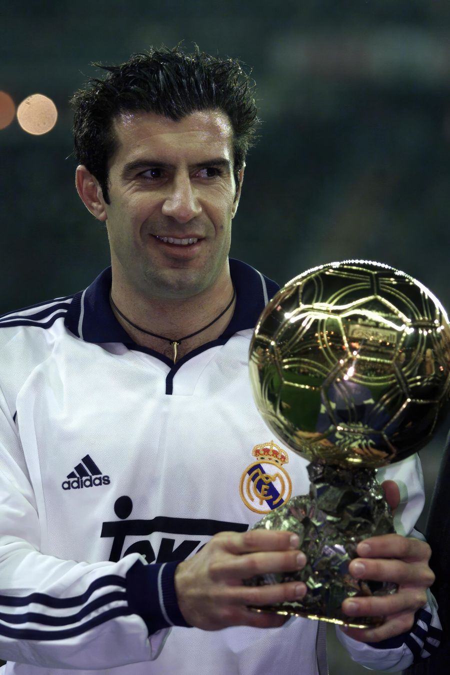 Figo s-a întors pentru prima dată după 25 de ani pe stadionul Barcelonei! Cum au reacționat fanii față de „trădătorul” atacat cu un cap de porc