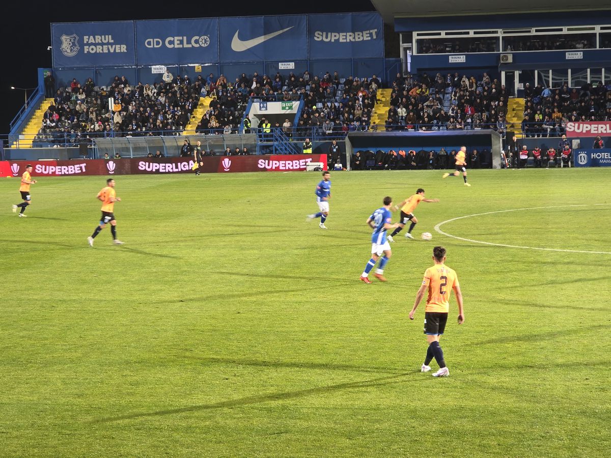 Farul - Universitatea Craiova, în imagini