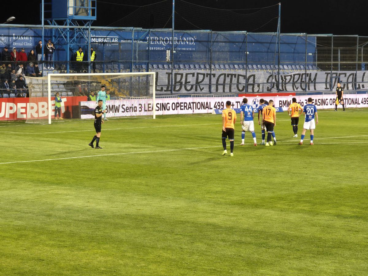 Farul - Universitatea Craiova, în imagini