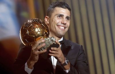 Rodri este noul „Balon de Aur”! Jucătorul lui Manchester City, în lacrimi pe scena de la Paris. Prima reacție