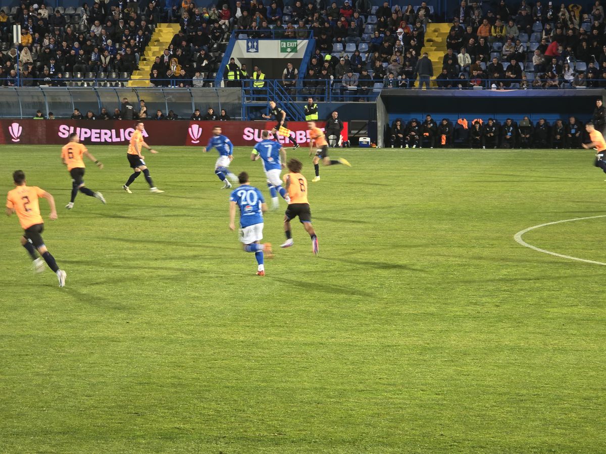 Farul - Universitatea Craiova, în imagini