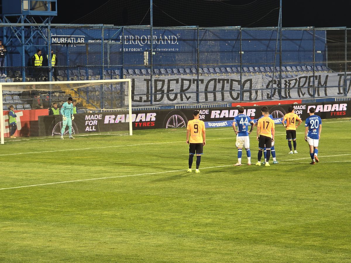 Farul - Universitatea Craiova, în imagini