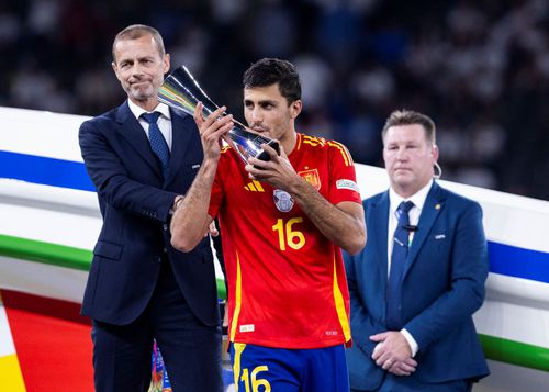 Rodri, avându-l pe inamicul de la UEFA, Aleksander Ceferin, sărută trofeul de campion european după finala câștigată de Spania la Berlin / Foto: Imago