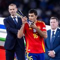 Rodri, avându-l pe inamicul de la UEFA, Aleksander Ceferin, sărută trofeul de campion european după finala câștigată de Spania la Berlin / Foto: Imago