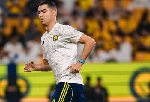Al-Nassr, echipa lui Cristiano Ronaldo (40 de ani), a fost eliminată din optimile Cupei Regelui Arabiei Saudite, după o înfrângere cu 2-1 în fața rivalilor de la Al-Ittihad, chiar dacă adversarii au jucat o repriză întreagă în inferioritate numerică.