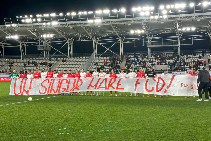Înainte de meciul CS Dinamo - Dinamo, din prima etapă a grupelor Cupei României, fotbaliștii celor două echipe au afișat același mesaj.